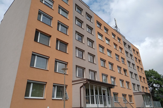 Jednotné venkovní stínění celého panelového domu pro SVJ
