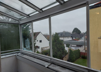 Realizace zastřešené a zasklené terasy v posledním patře bytového domu