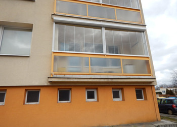 Realizace zasklení a zastínění balkónů panelového domu pro SVJ