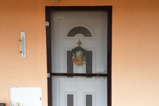 Vchodové dveře před instalací sítě
