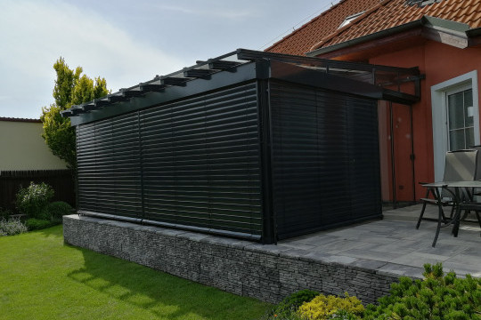 Hliníková pergola se zastřešením a zasklením vč. zastínění venkovní žaluzií