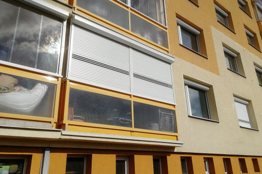 Detail zaskleného a zastíněného balkónu 