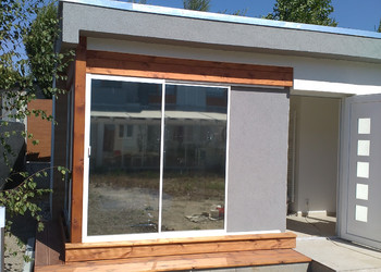 Instalace prosklených posuvných stěn do hotové konstrukce na terase rodinného domu