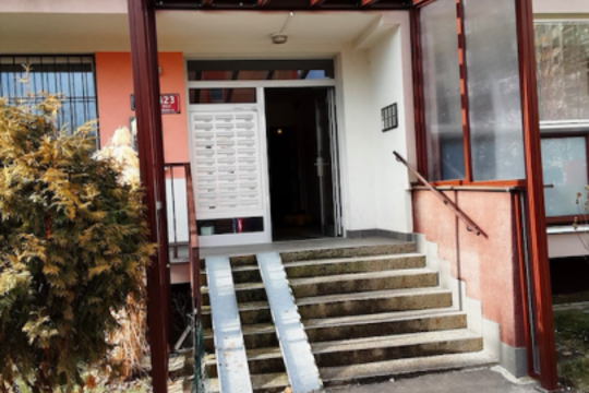 Zastřešené a zasklené schodiště bytového domu