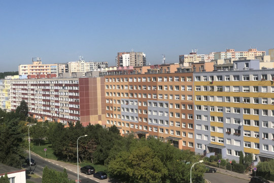 Kompletní zastínění panelového domu venkovními roletami