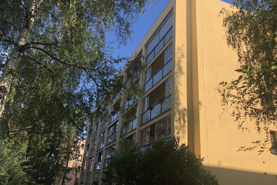 Realizace rámového posuvného zasklení bytového domu s instalací venkovních rolet s větracími lamelami