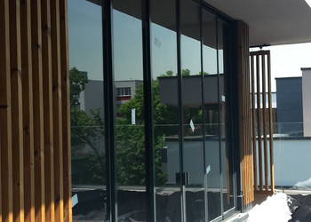 Realizace posuvné prosklené stěny na novostavbu rodinného domu s lamelovým dřevěným obložením