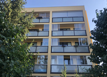 Zasklení lodžií pro SVJ v blízkosti vlakového nádraží v pražské Uhříněvsi