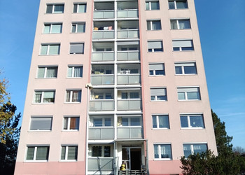 Zastínění oken a zasklených lodžií v panelovém domě