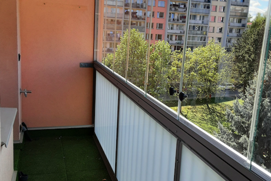 Horní bezrámové zasklení lodžie, spodní výplň mléčné sklo