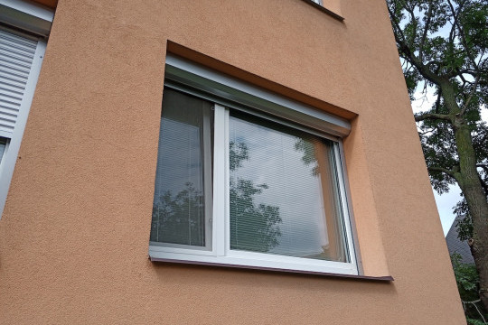 Detail předokenní rolety s horní hliníkovou schránkou