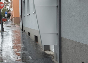 Zastřešení vstupu do bytového domu typizovanou stříškou