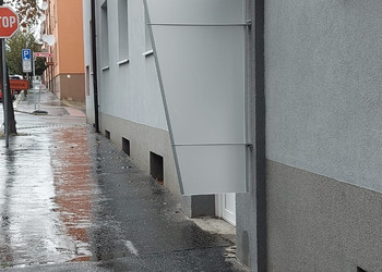 Zastřešení vchodu bytového domu typizovanou stříškou