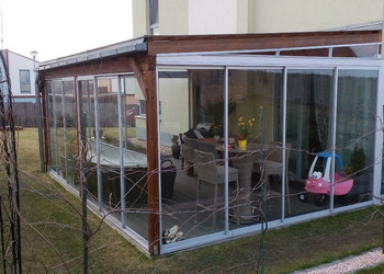 Realizace posuvného rámového zasklení hotové konstrukce na terase rodinného domu