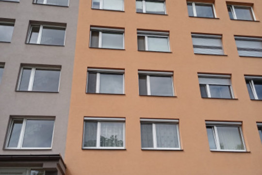 Jednotné venkovní stínění celého panelového domu pro SVJ