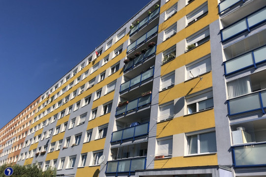 Kompletní zastínění panelového domu venkovními roletami