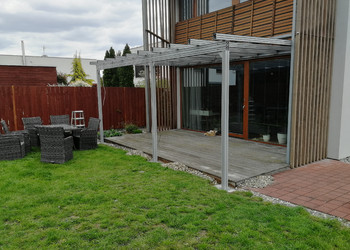 Realizace zastřešené hliníkové pergoly na terase rodinného domu včetně zastínění