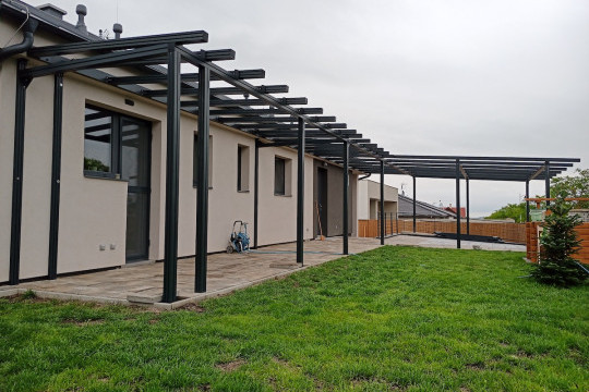 Parkovací stání a zastíněná pergola jsou navzájem propojené