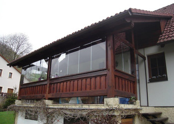 Atypické zasklení dřevěné terasy rekreačního objektu