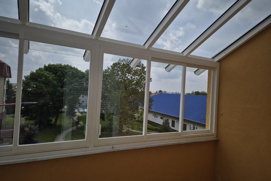 Konstrukce je doplněná o rámové zasklení a skleněnou střešní krytinu