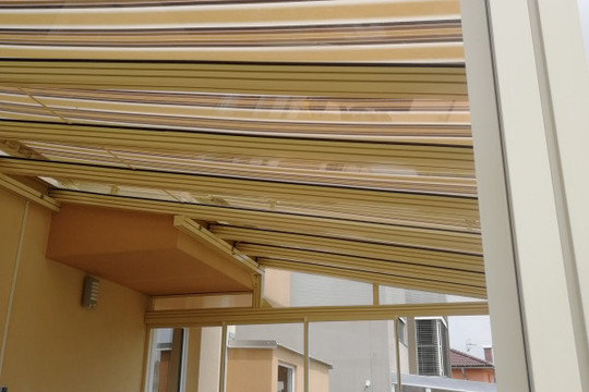 Realizace zasklené terasy s hliníkovou konstrukcí a zastíněním markýzou