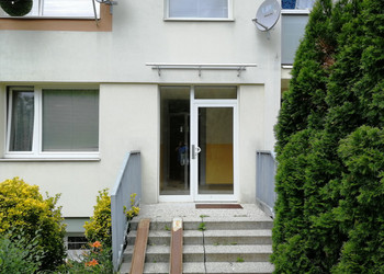 Zastřešení vstupů do panelového domu typizovanou stříškou