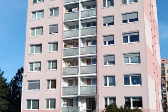 Venkovní rolety instalované na oknech a zasklených lodžiích