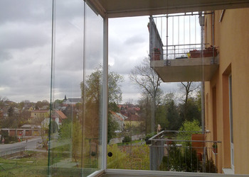 Zasklení rohového balkónu bytového domu