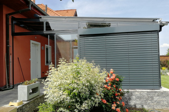 Hliníková pergola se zastřešením a zasklením vč. zastínění venkovní žaluzií