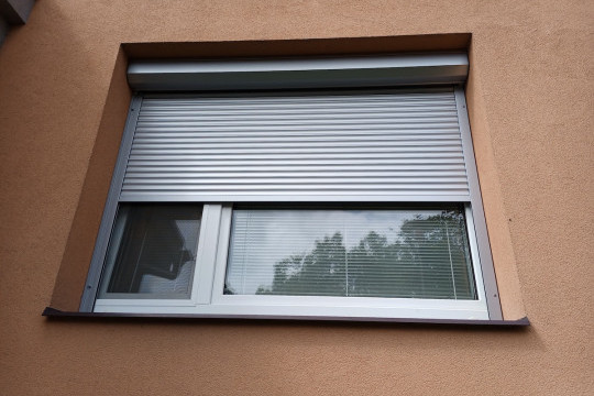 Detail předokenní rolety s horní hliníkovou schránkou