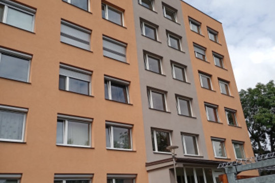 Jednotné venkovní stínění celého panelového domu pro SVJ