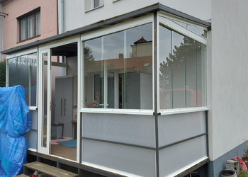 Realizace posuvného bezrámového zasklení u rodinného domu