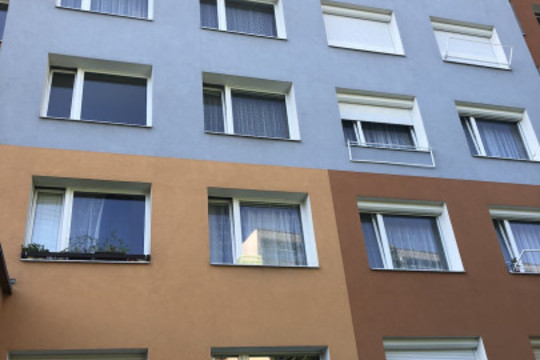 Kompletní zastínění panelového domu venkovními roletami