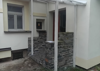 Realizace hliníkové konstrukce se zastřešením schodiště