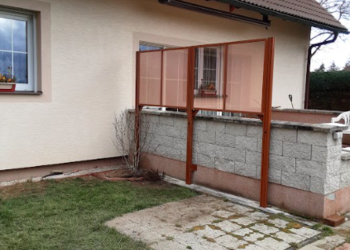 Realizace atypické fixní stěny se zrcadlovou folií