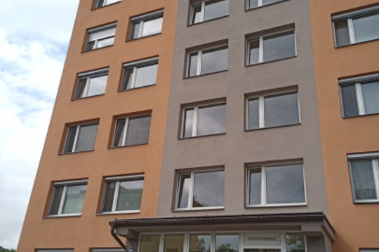 Jednotné venkovní stínění celého panelového domu pro SVJ