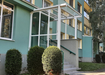 Zastřešení schodišť panelového domu pro SVJ v Praze