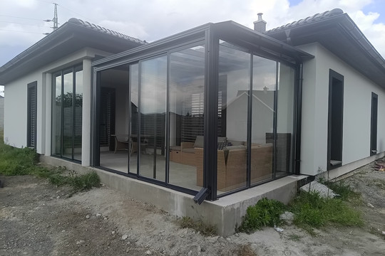 2. etapa: Zasklení hliníkové konstrukce rámovým posuvným zasklením
