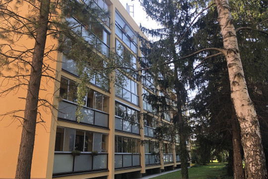Realizace rámového posuvného zasklení bytového domu s instalací venkovních rolet s větracími lamelami