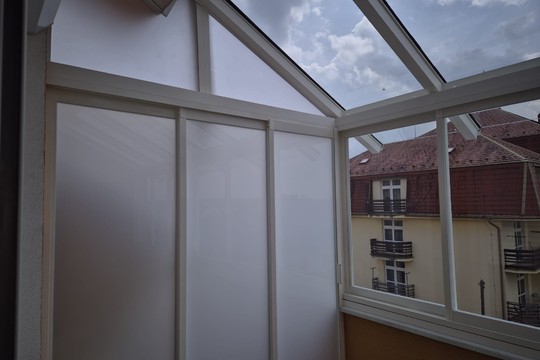 Detail boční stěny konstrukce s rámovým zasklením s výplní z mléčného skla