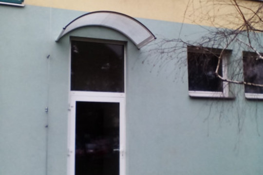 Realizace vchodových stříšek nad vstupy do panelového domu