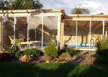 Realizace posuvné prosklené stěny u zahradního bazénu