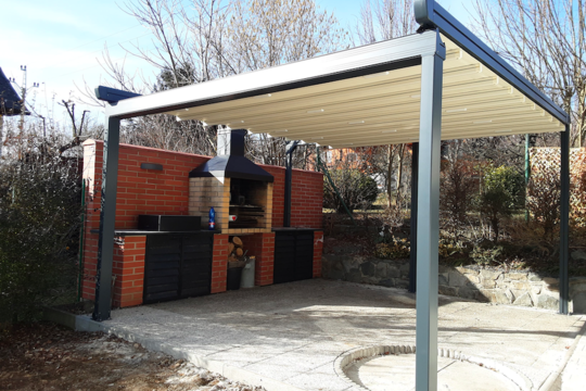 Hliníková pergola s posuvným zastřešením