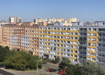 Kompletní zastínění panelového domu pro bytové družstvo Milánská