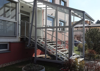 Zastřešení a zasklení schodiště panelového domu s využitím konstrukce původní stříšky