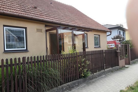 Realizace proskleného a zastřešeného uzavřeného zádveří z hliníkové konstrukce