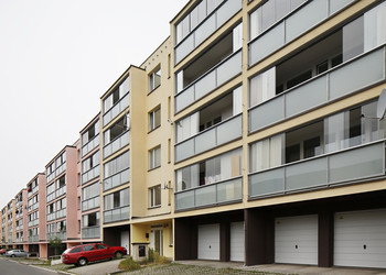 Bezrámové posuvné zasklení lodžií bytového domu se zastíněním