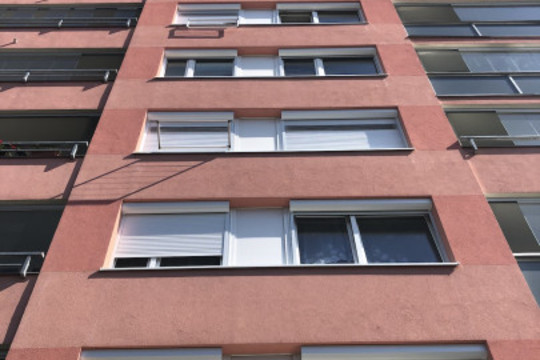 Realizace jednotného systému stínění panelového domu venkovními roletami pro SVJ