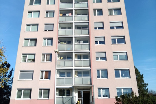 Venkovní rolety instalované na oknech a zasklených lodžiích