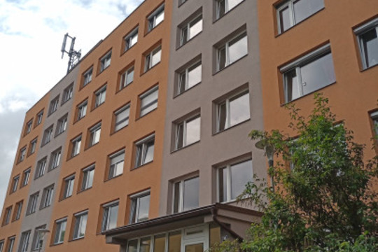 Jednotné venkovní stínění celého panelového domu pro SVJ